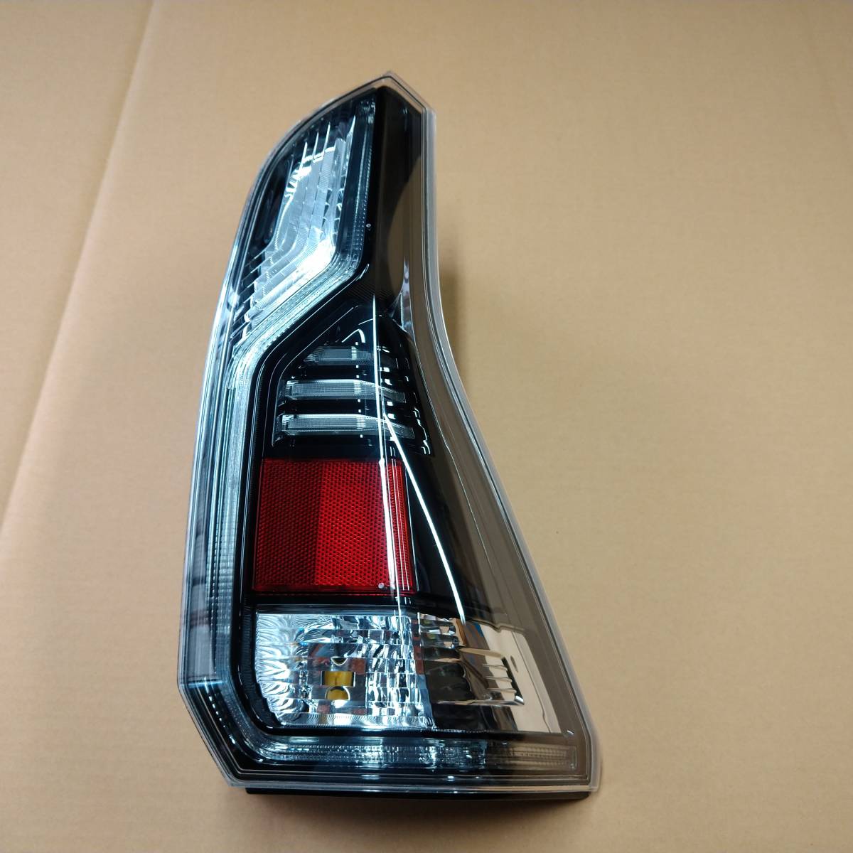 やや傷や汚れあり】HFC27 日産 セレナ 純正 LED テールランプ 右側