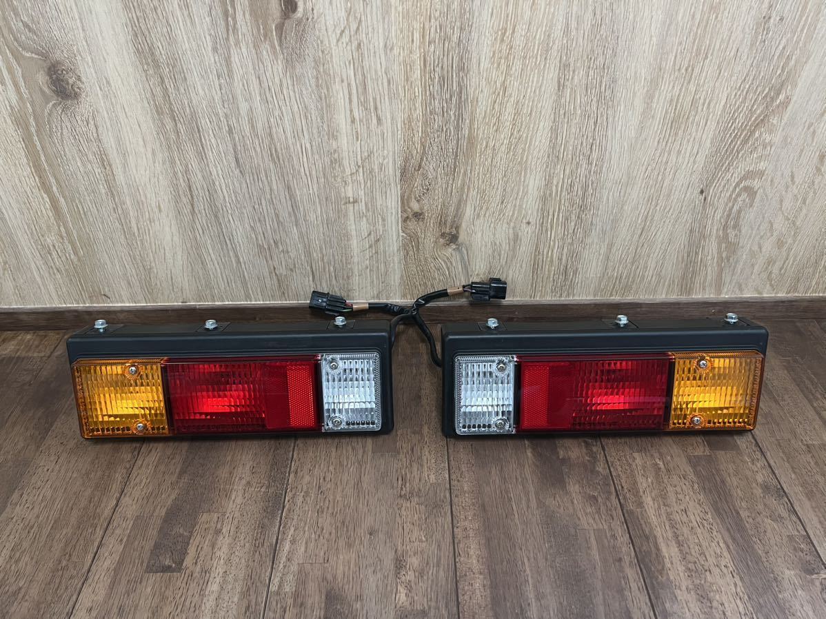 ラスト1点物！　　三菱 キャンター 純正 テールランプ 新車外し 左右セット 新車外し 三菱ふそう キャンター 純正 テールランプ 左右セット