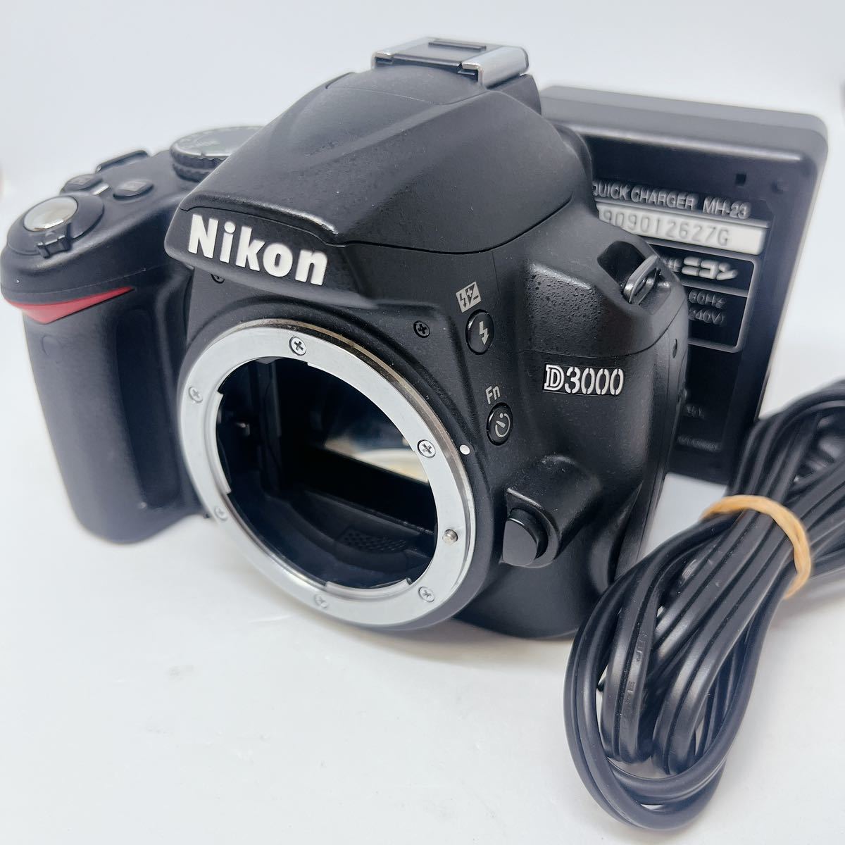 【やや傷や汚れあり】外観美品＊NIKON ニコン D3000 ボディ バッテリー・充電器付き 【ショット数3050】の落札情報詳細