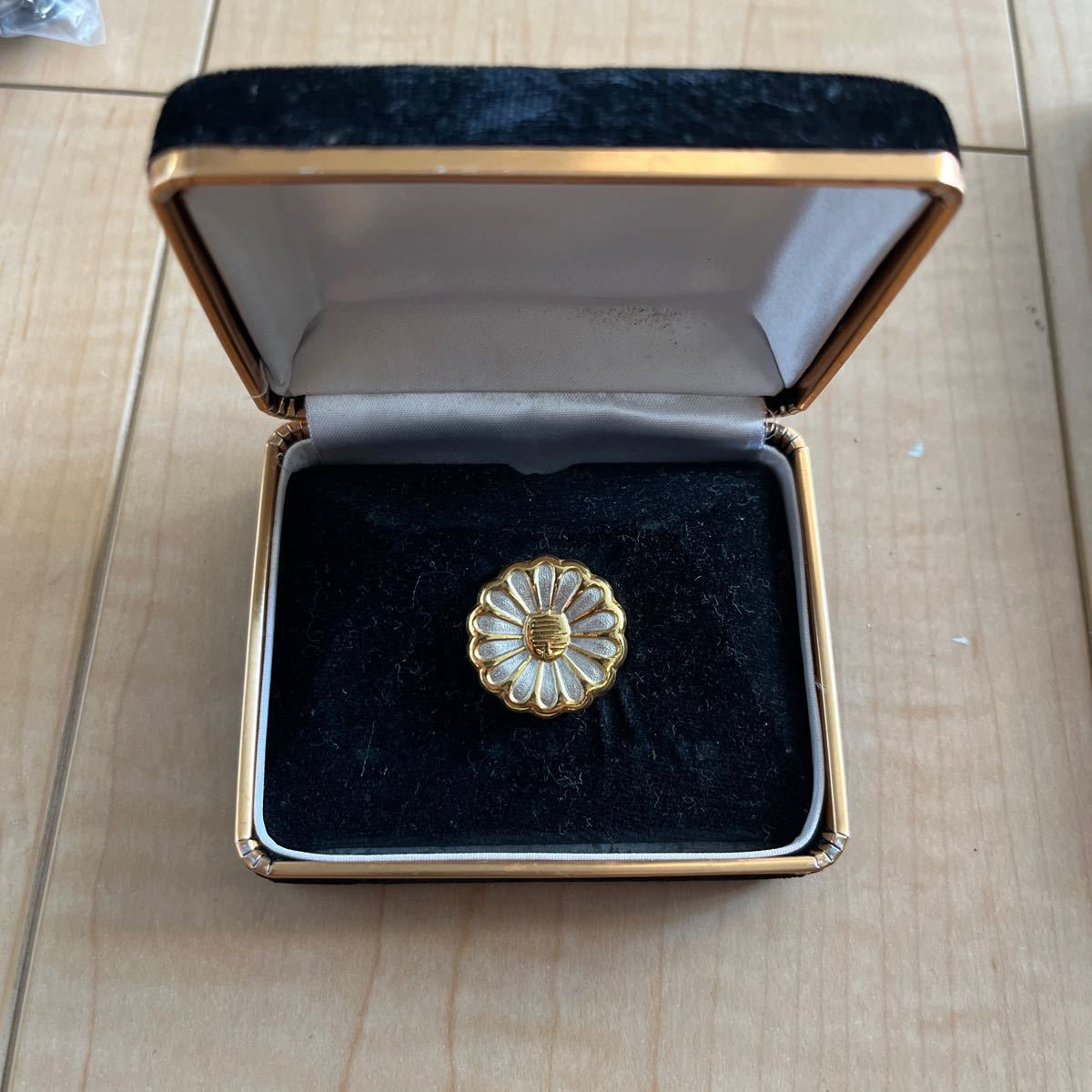 入手困難 純銀製 自民党 功労章 バッジ ×2 プラス2個 計4個 【公式通販】