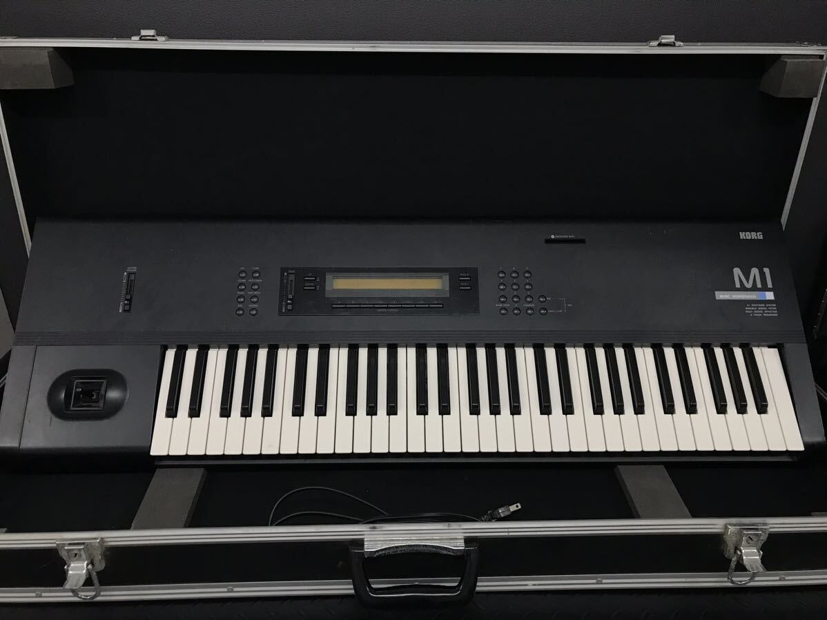 KORG M1 シンセサイザー　ミュージックワークステーション　ケース付き KORG M1 シンセサイザー ミュージックワークステーション ハードケース