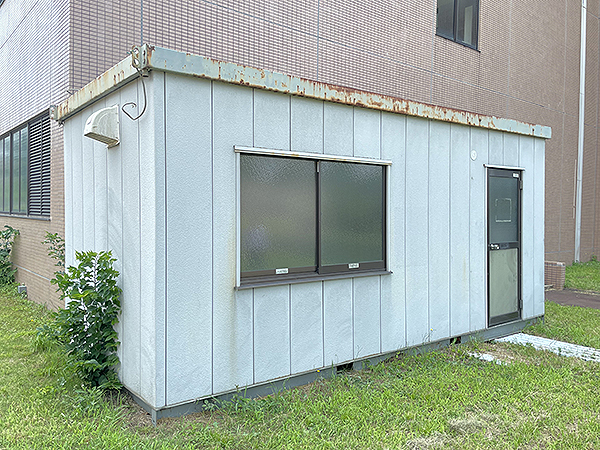 馬仲y256 富士重工 コンテナハウス プレハブ ユニットハウス【222-D】幅366×奥行き60×高さ238cm【仮設事務所・物置・倉庫】 4連棟幅5,460×奥行7,280×高さ3,370 12坪 アメリカンスタイルの青い