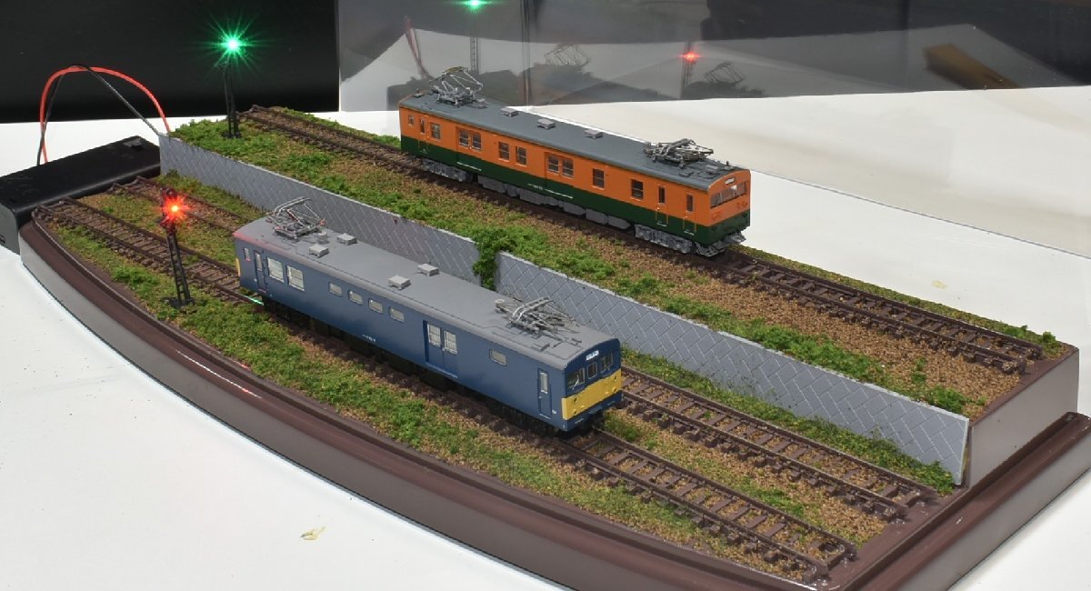 鉄道ジオラマ展示台 Cケース付 信号機赤青点灯 新品 3線ひな壇タイプ②
