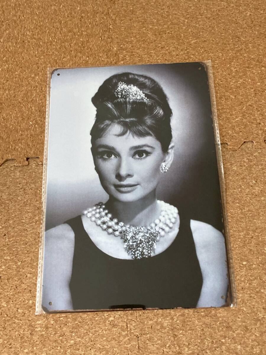 オードリー・ヘプバーン Audrey Hepburn 直筆サイン入り写真 証明書