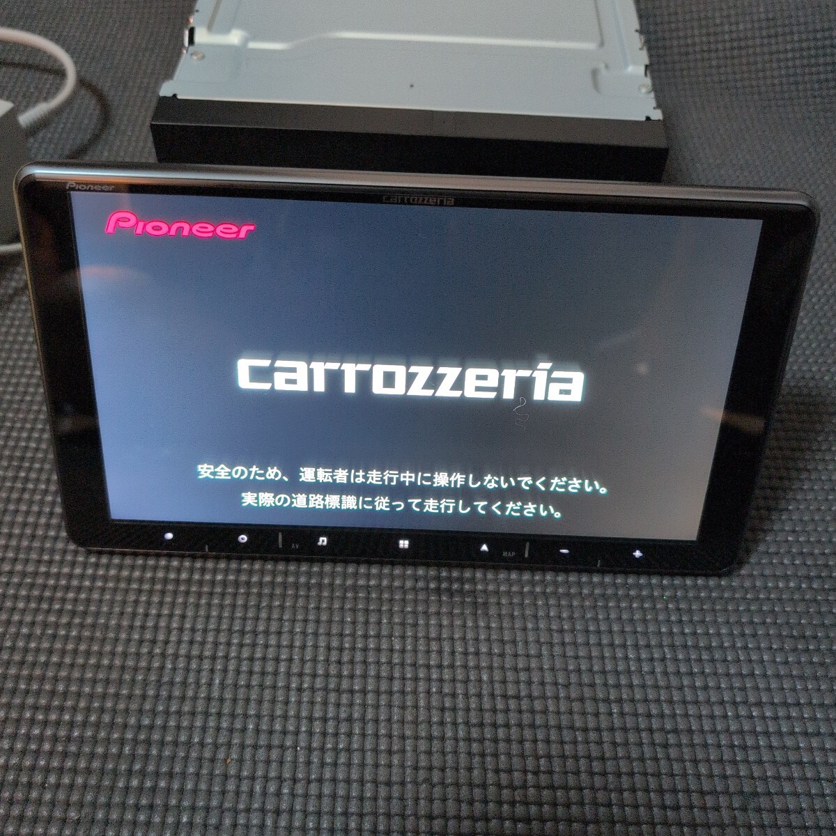 新品】3894)新品 カロッツェリア メモリーナビ カーナビ AVIC-RA801の