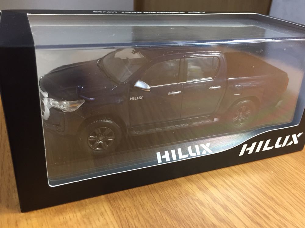 1/30 トヨタ ハイラックス HILUX ミニカー　ダークブルーマイカ Amazon.co.jp: ハイラックス 1/30 カラーサンプルミニカー