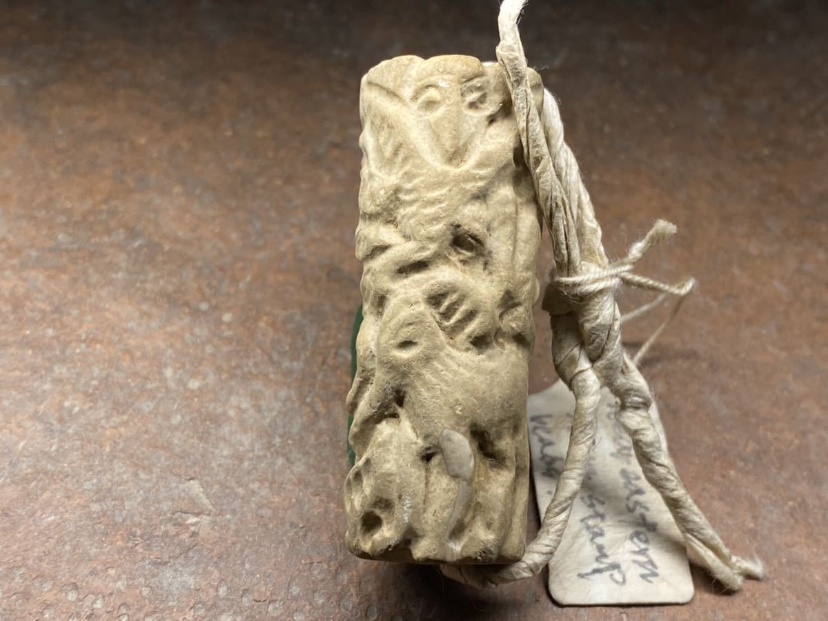 古代バクトリア 石製『人獣戦い』円筒印章シリンダーシール 印材 提げ物 装飾品 57 収集家放出品 発掘品 古代バクトリア 石造 人物動物刻 筒形印章