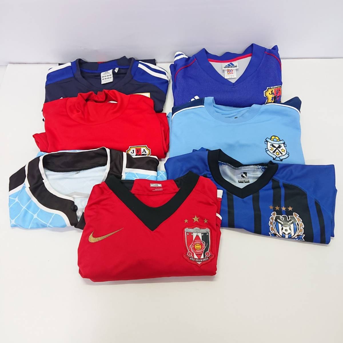 No 9291 サッカーユニフォームまとめ 日本ユニフォーム7点セット 日本代表 川崎フロンターレ 浦和レッズ ガンバ大阪 等 現状品 の落札情報詳細 ヤフオク落札価格情報 オークフリー
