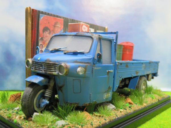 新品1&frasl;32 昭和レトロ ダイハツ CM10T 情景ジオラマ完成品 旧車