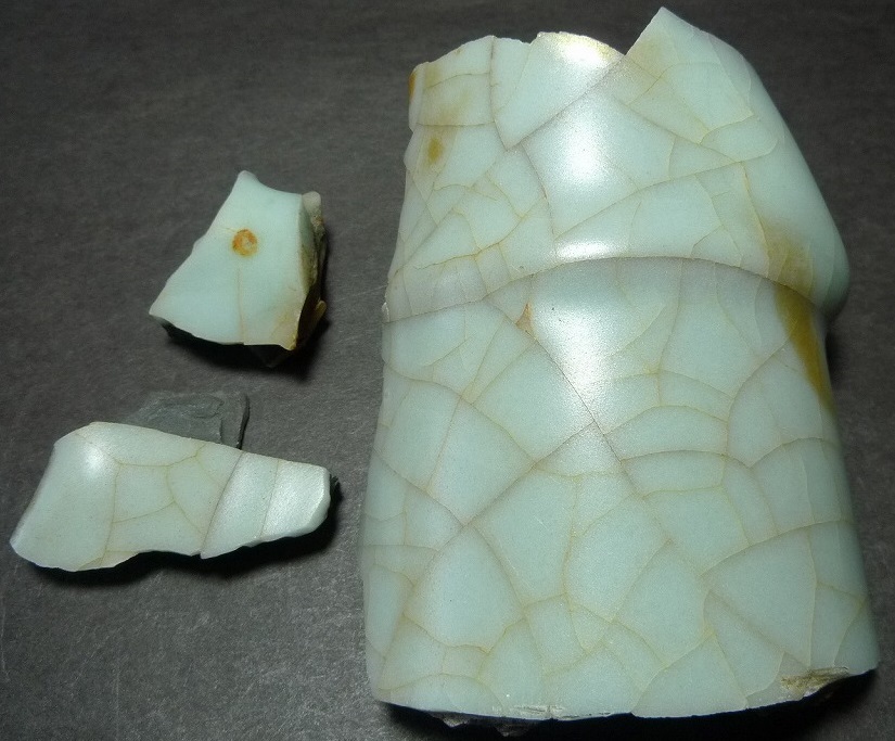 特集☆中国古窯陶磁片☆ 黒胎青磁 南宋官窯 青磁釉器残片 小破片 鉄足
