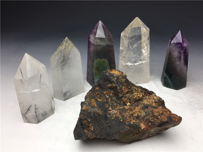 水石 原石 約2.6kg 天然石 自立 未加工 鑑賞用 自然石 希少 レア