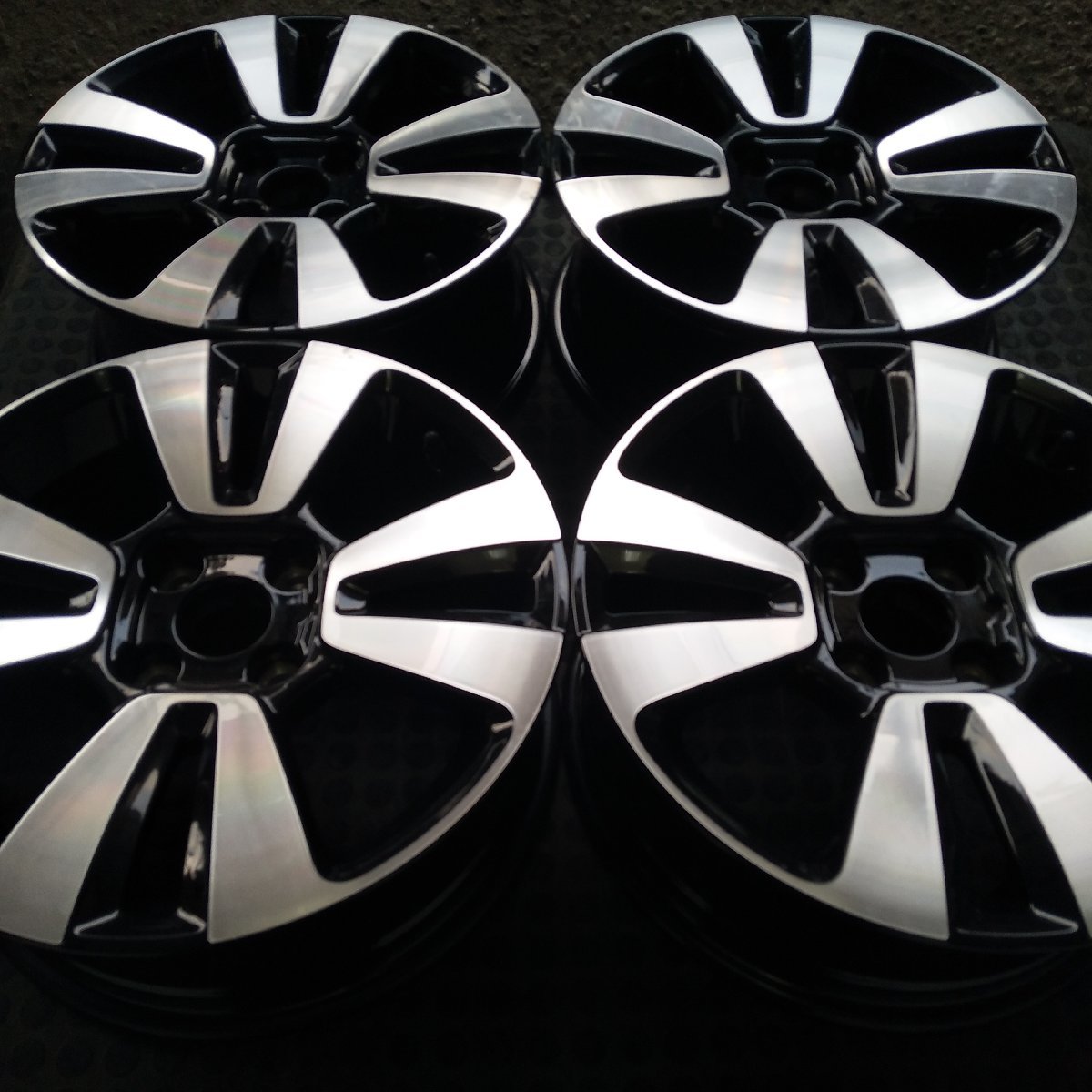 【やや傷や汚れあり】管理番号：W7-286【4本価額】【16×6.5J 4x108 ET+20 ハブ65】CITROEN シトロエン C3純正 ...