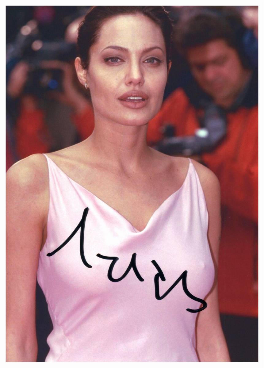 セール中…アンジェリーナ・ジョリー直筆サイン入り超大型写真… セール中…アンジェリーナ・ジョリー 直筆サイン入り写真… - メルカリ