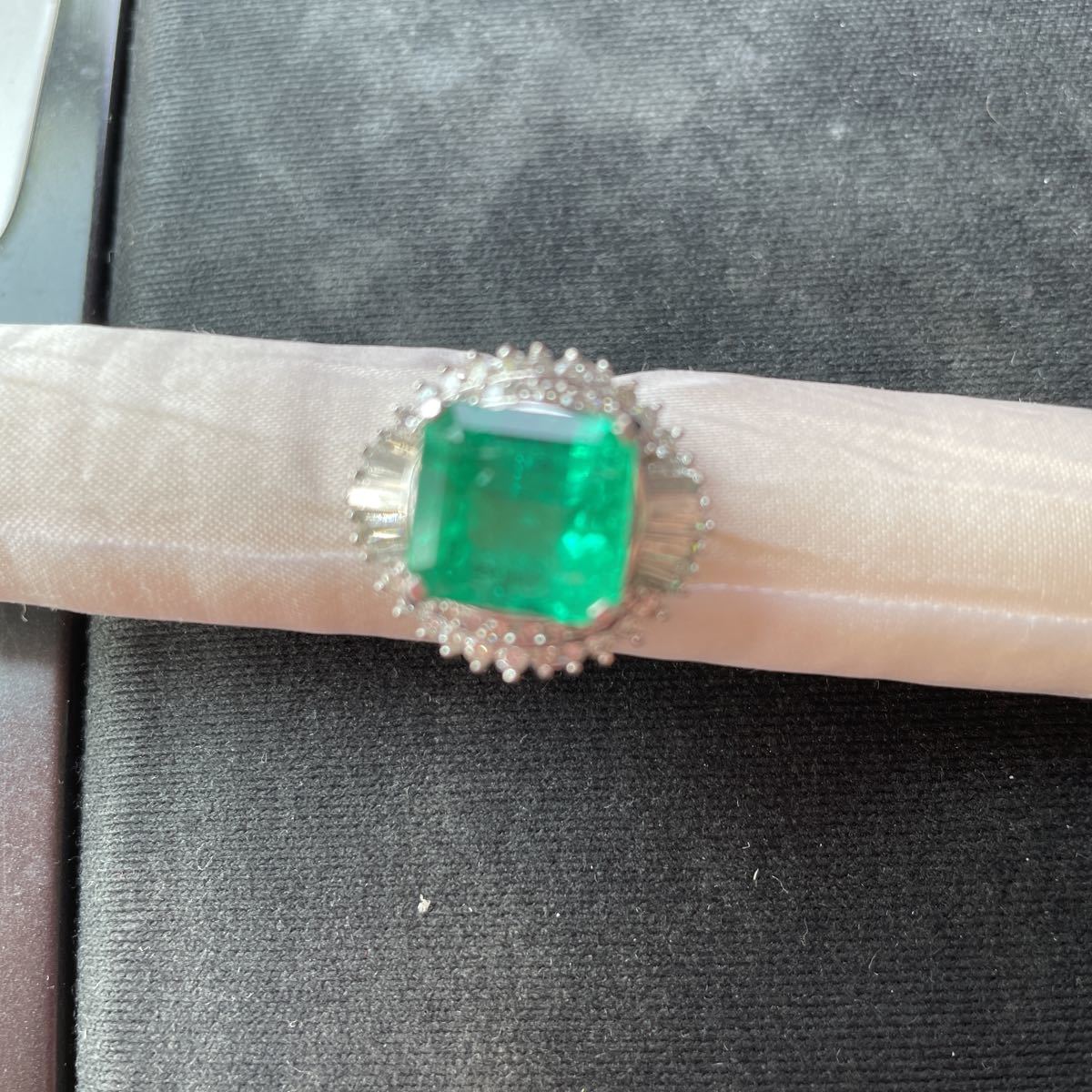 新品Pt900￼高級1点物に近いエメラルド3.3カラット白蝶ケシ珠ピアスソ付き