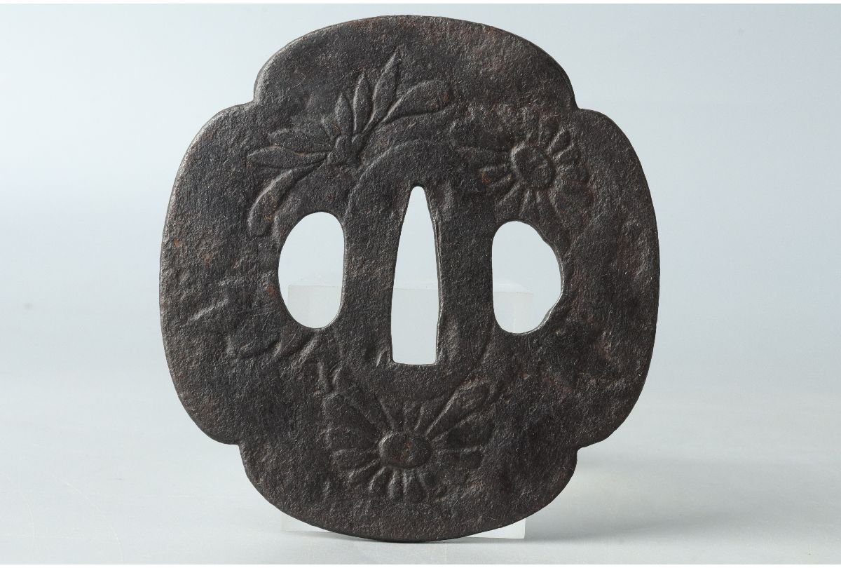 C229. 武具 在銘含む 鉄地 木瓜形 丸形 菊花形 四点 鍔まとめて / 日本刀装具剣鎧甲冑鐔鞘柄縁頭目貫拵え切羽ハバキ 儀平屋の日本刀・刀剣ギャラリー展 | 日本刀・刀剣総合専門店『儀平屋』