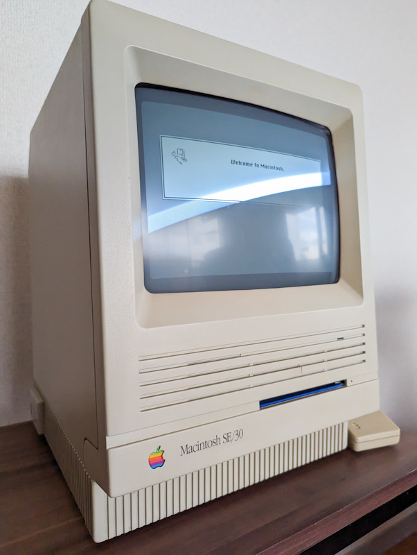 透明な筐体を備えた Apple Macintosh プロトタイプの画像がオンラインで共有される