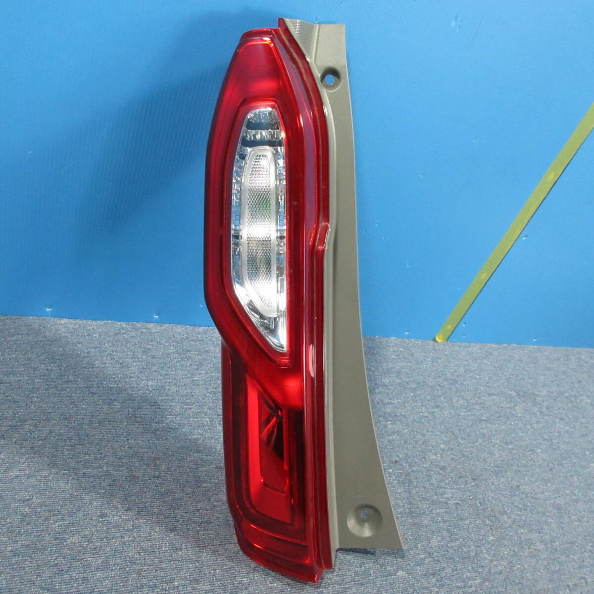 NBOX　カスタム　JF3　右テール　純正　N-BOX　ICHIKOH　D186 N-BOX N−BOXカスタム 6BA-JF3 右テールランプ スタイル