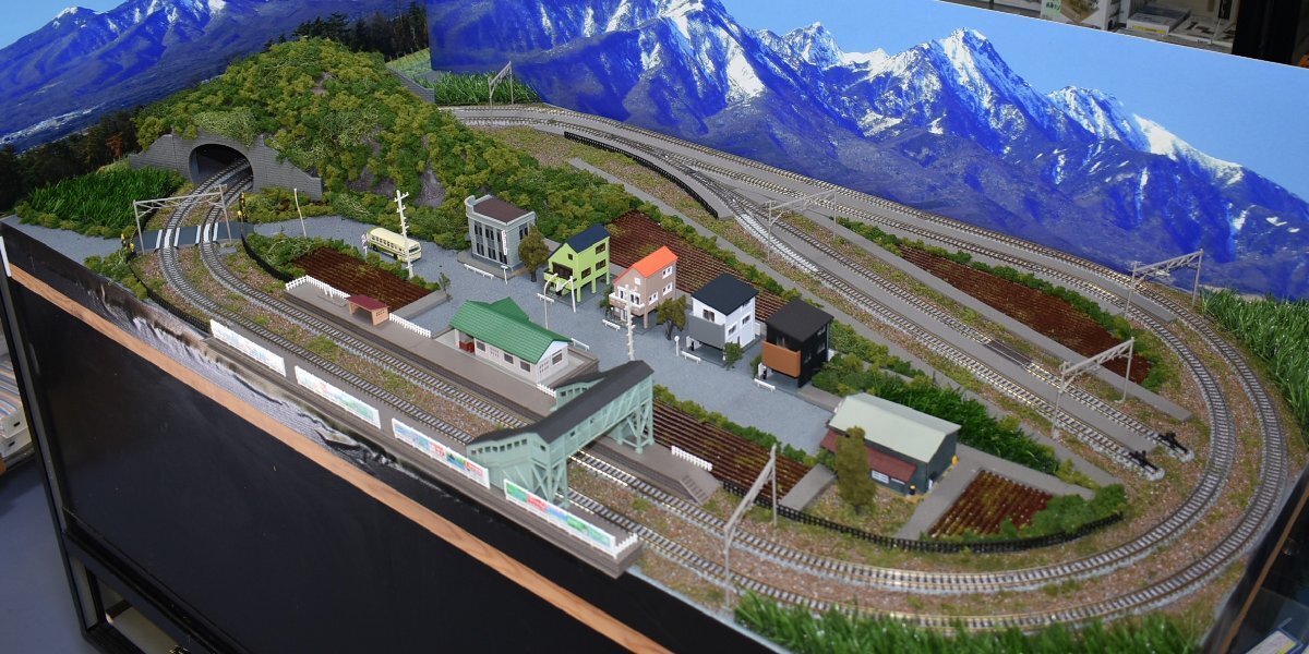 【SAZAN】鉄道ジオラマ展示台※90ｘ30ｃｍ『6線路×6両編成』電車庫/架線柱ヤード照明付★小2