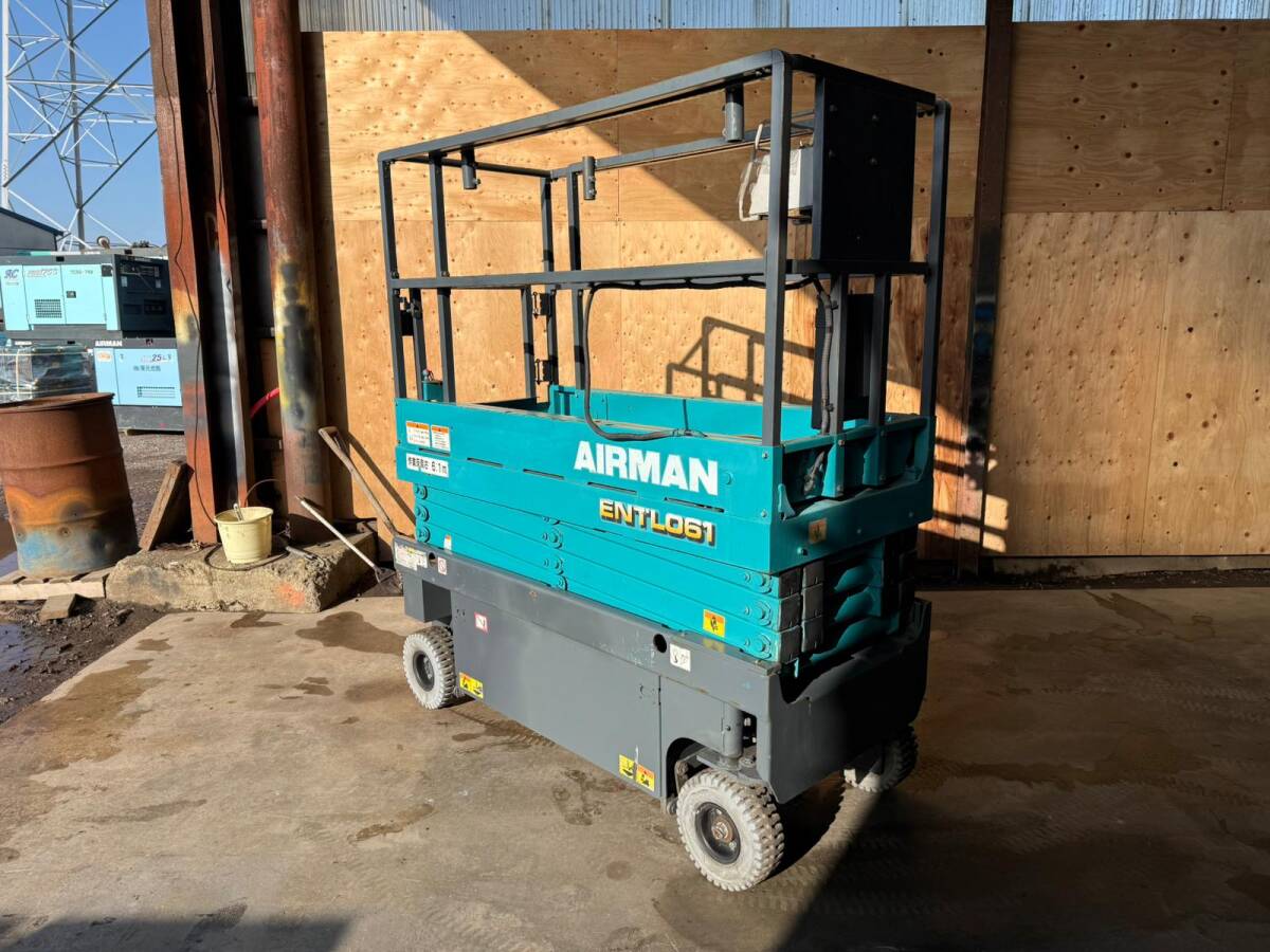 中古】稼働品 アルミ合金製油圧電動リフト 高所作業台 高所作業車 QU 