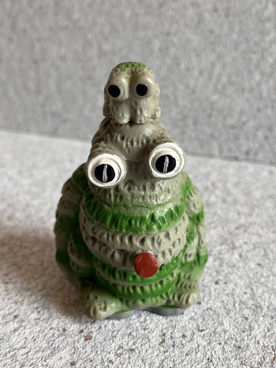 ◇[TE000177B] 信用金庫 タットイ国の親子怪獣 貯金箱 ソフビ 赤い怪獣