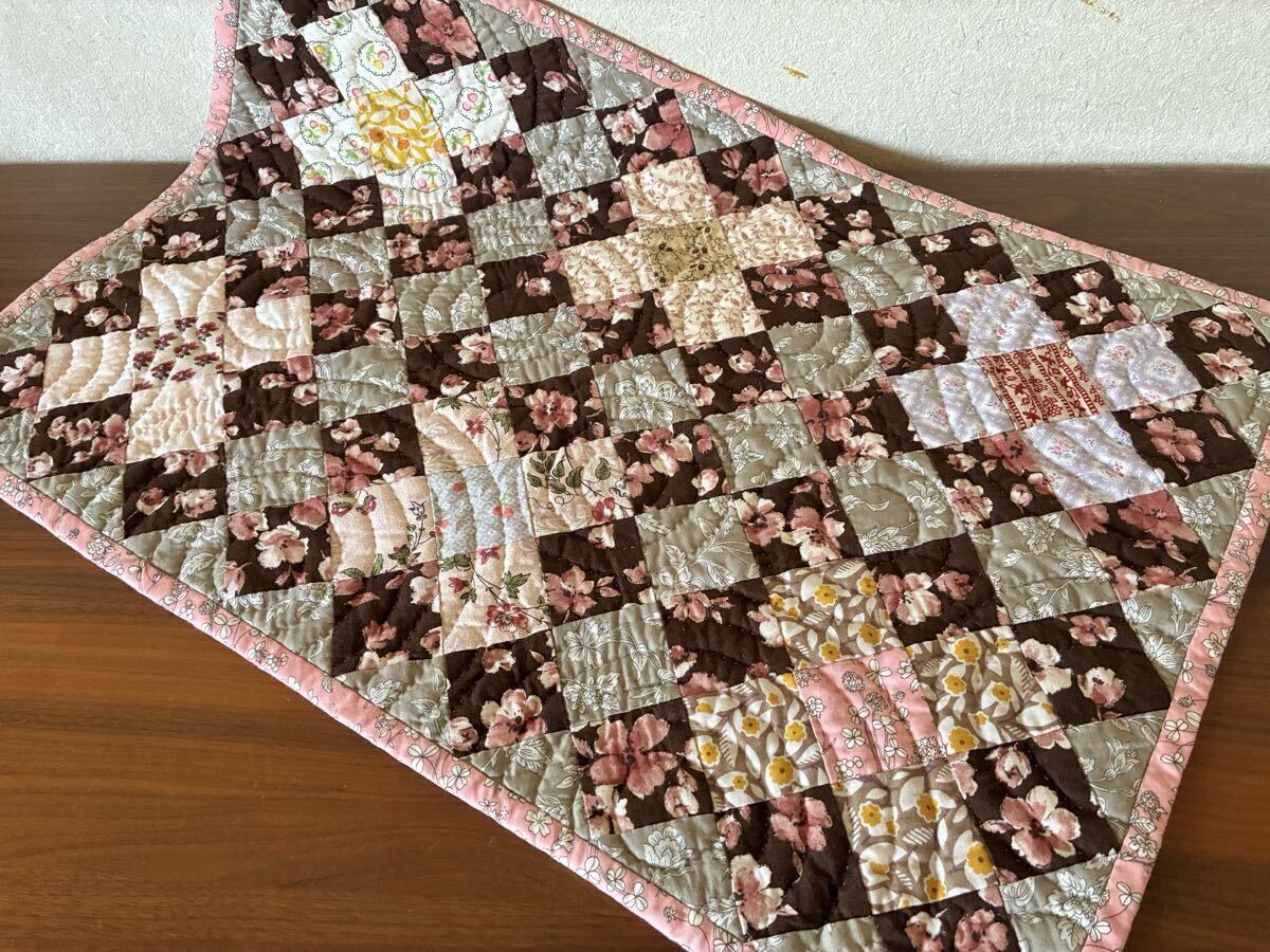 パッチワークキルト タペストリー 90×90 刺繍 赤白 ハンドキルト 手縫