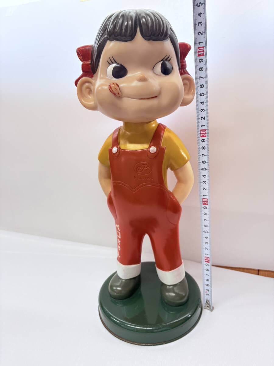 園児服を着た不二家のペコちゃん (赤) 貯金箱 不二家 園児 ペコちゃん