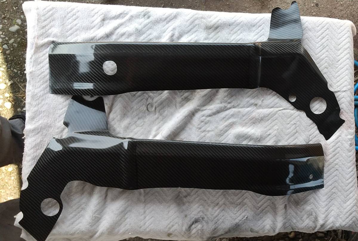 HONDA NSR250R（MC21）綾織りカーボン製フレームガード キャンディブラック T2Racing制作 HONDA NSR250R MC28 カストロールカラー 加藤大治郎