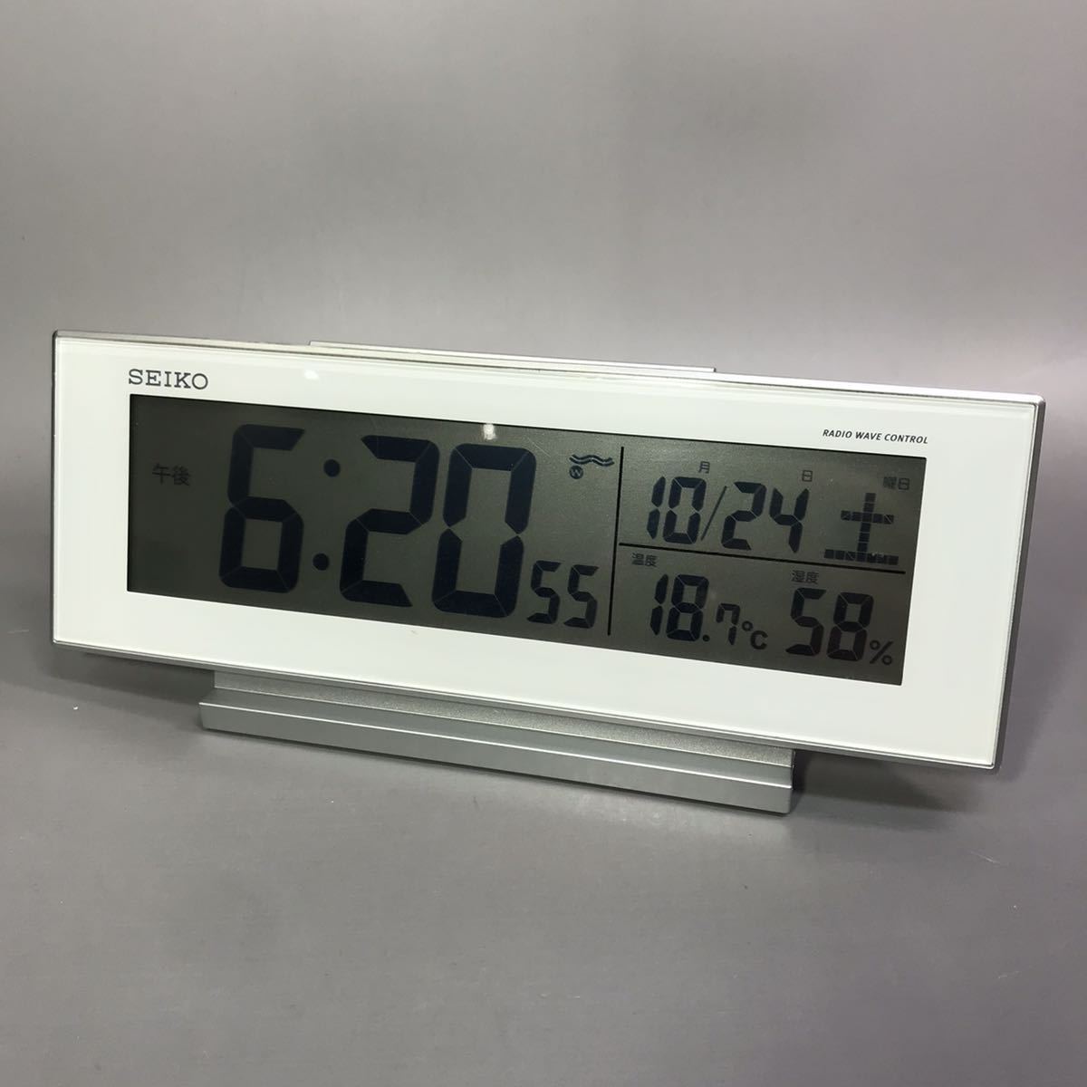Seiko セイコー デジタル 電波時計 Sq762w 置時計 定価4 000円 アラーム カレンダー 温度 湿度 ホワイト 白 置き時計 目覚まし 時計 の落札情報詳細 ヤフオク落札価格情報 オークフリー スマートフォン版