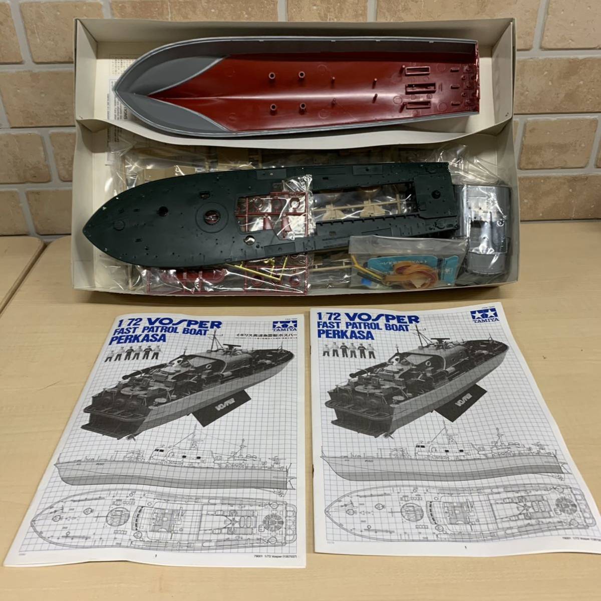 イギリス高速魚雷艇ボスパー（ツートンカラー船体乗員6体つき