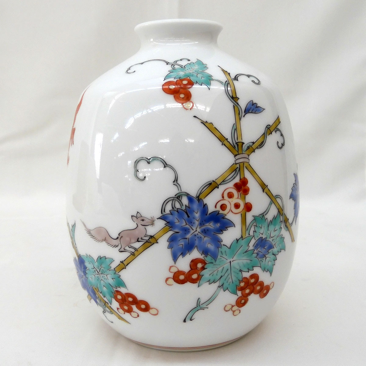 Acb l004 有田焼 人間国宝 十四代 柿右衛門 錦 葡萄リス文 花瓶 花器 元箱付 横幅11cm 高さ約15cm 口径 約4cm 未使用品 の落札情報詳細 ヤフオク落札価格情報 オークフリー スマートフォン版