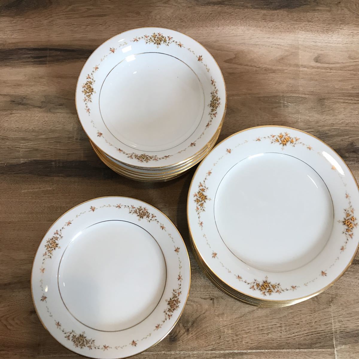 4 74 Y125 Noritake ノリタケ Suffolk 中皿 ケーキ皿 スープ皿 お皿 皿 食器 花柄 の落札情報詳細 ヤフオク落札価格情報 オークフリー スマートフォン版