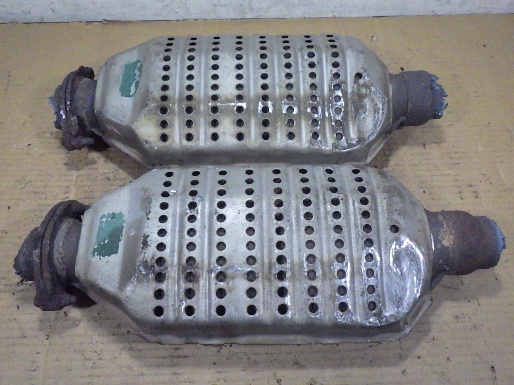 トヨタ　触媒　２個セット！　ジャンク品 石] JCG15 ブレビス 触媒 2個セット 刻印 KA2&frasl;KA3 減りあり 1JZFSE