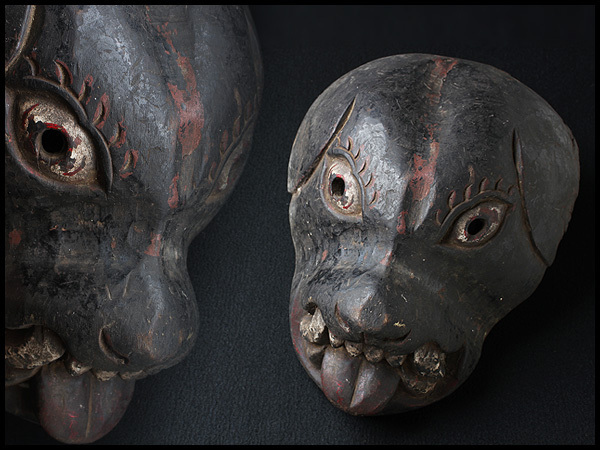 蹲る犬 黄楊 木彫 堤物 木彫 UQ617 時代物 木彫彩色犬面・木彫犬面・