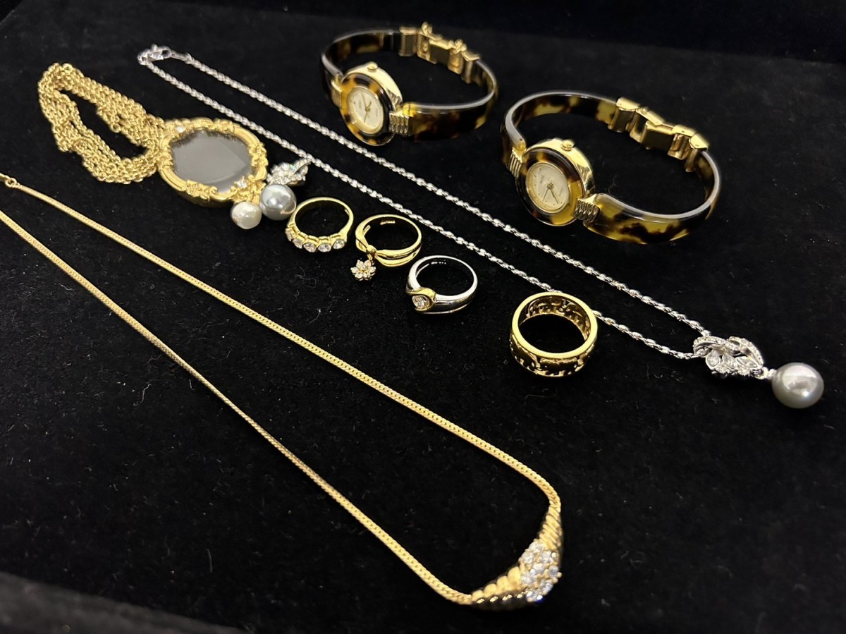 【やや傷や汚れあり】A1 AVON エイボン アクセサリー 大量 まとめて 時計 指輪 リング ネックレス ゴールドカラー シルバーカラー