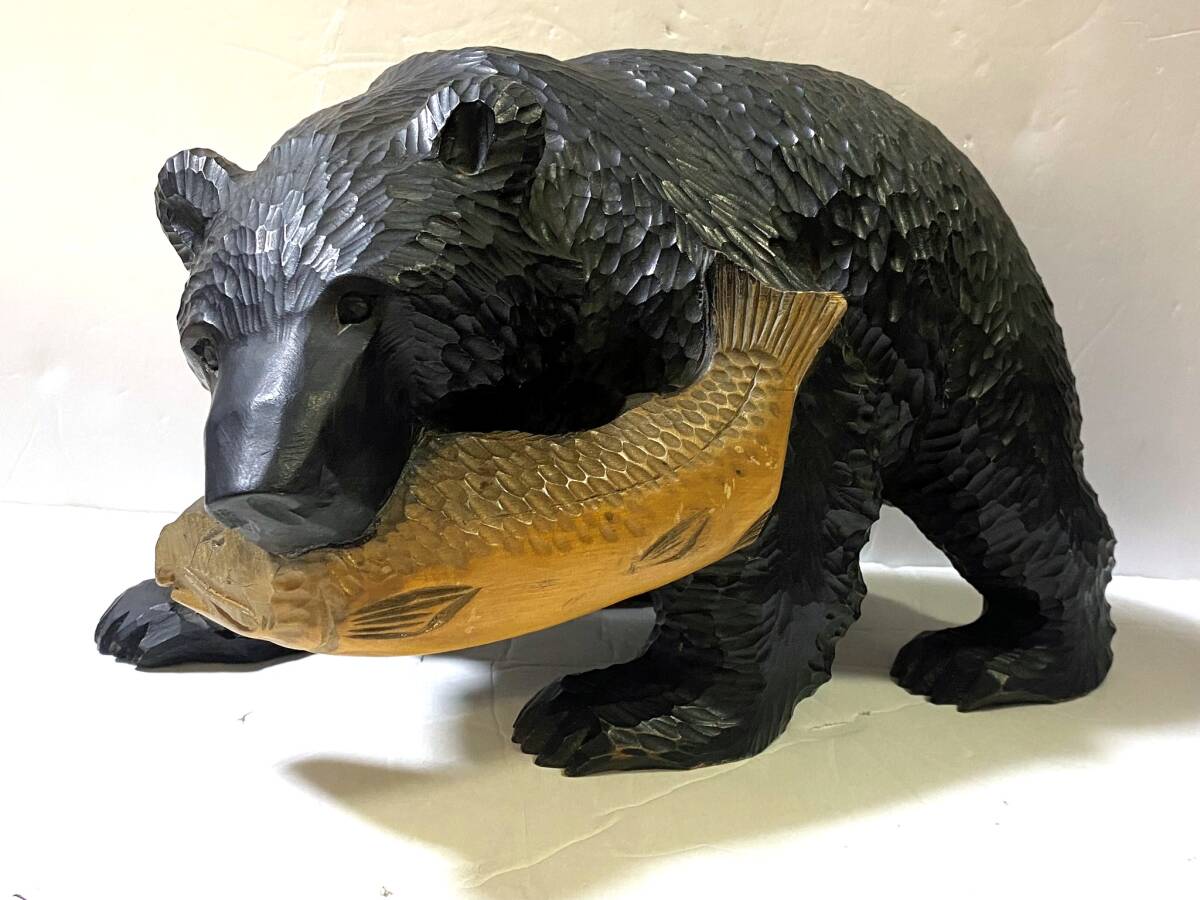 北海道の熊とサケの木製置物