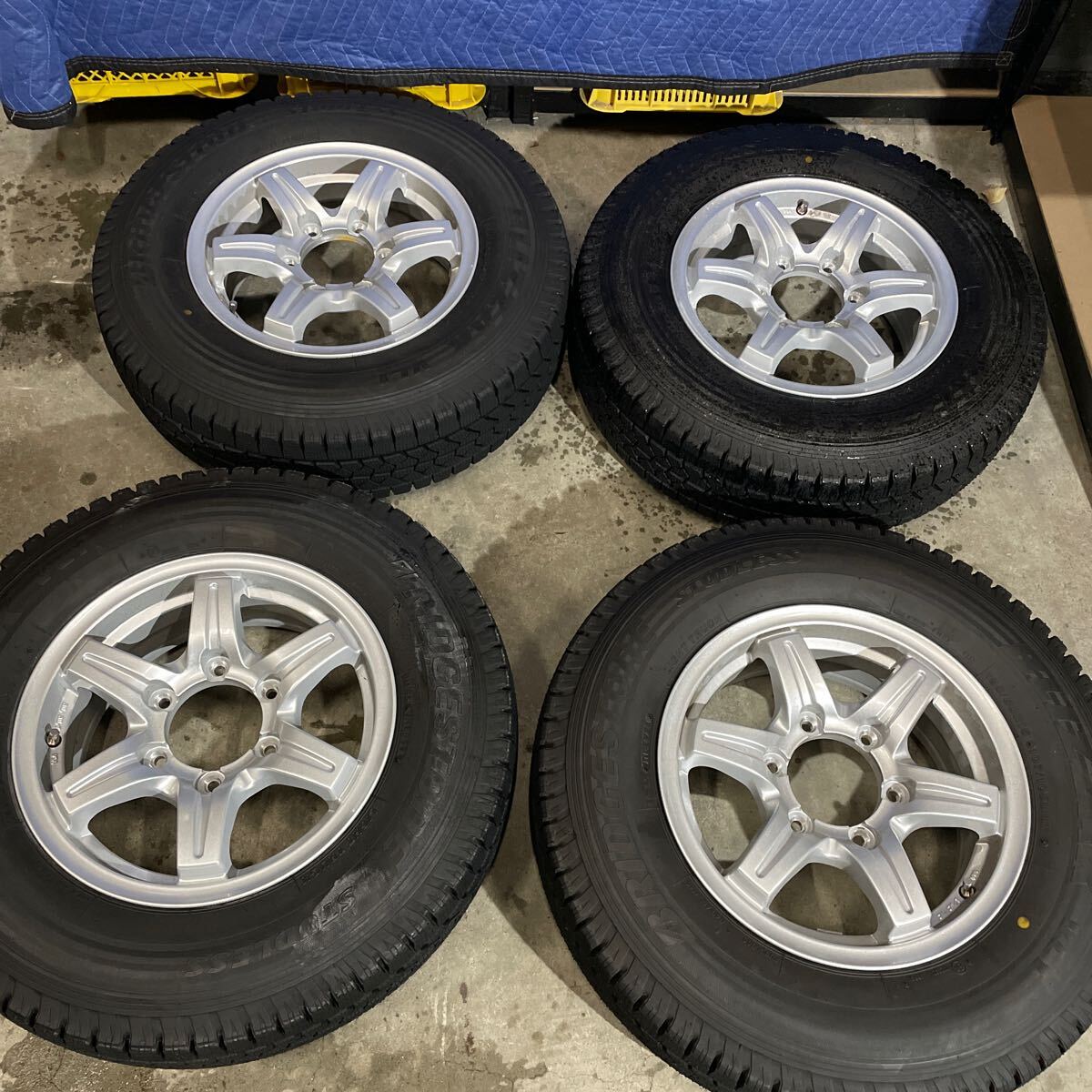 ハイエース 純正タイヤホイールセット新車外し