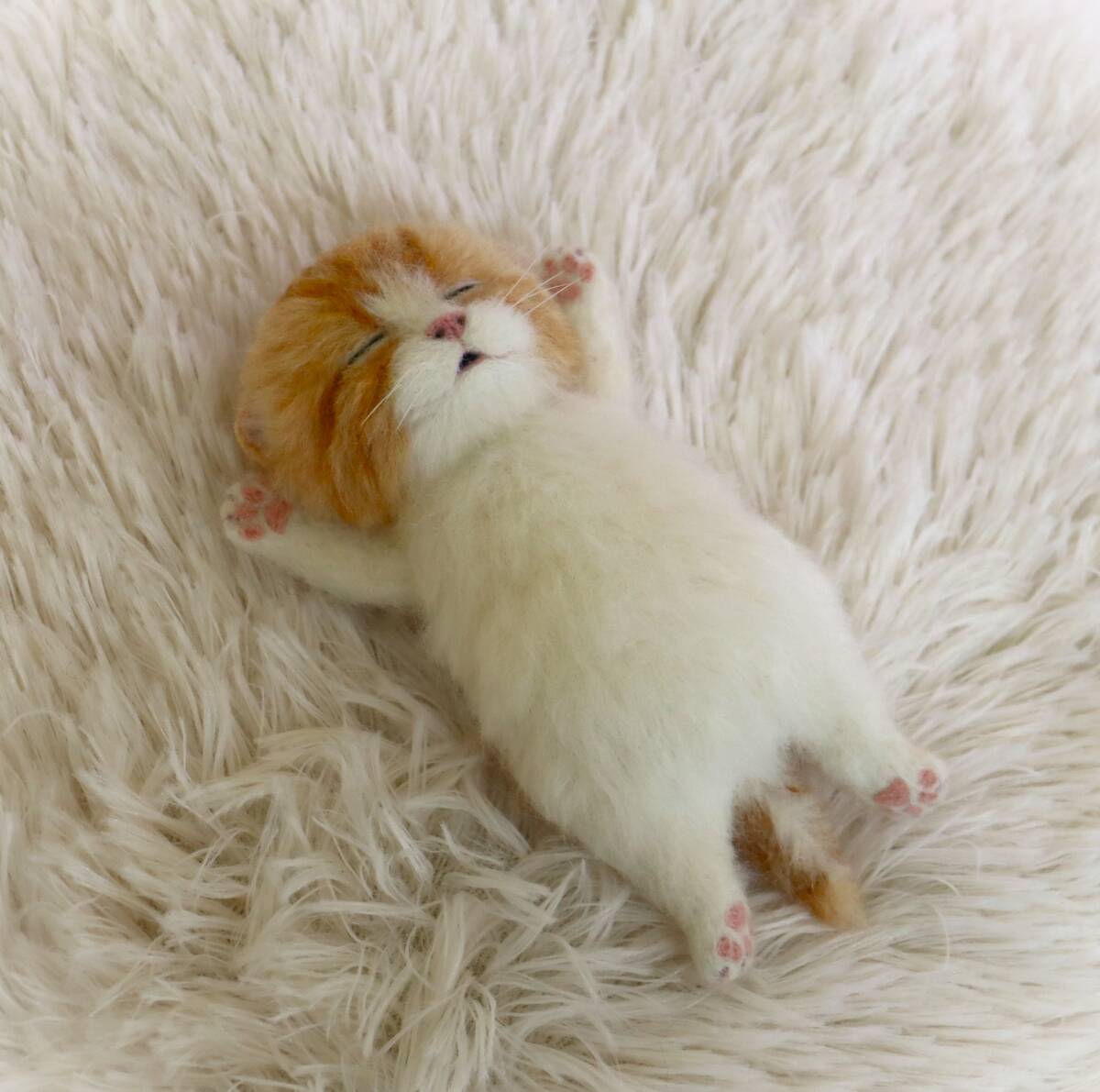 羊毛フェルト ハンドメイド 猫 ネコ へそ天 遊び疲れ猫 （未使用