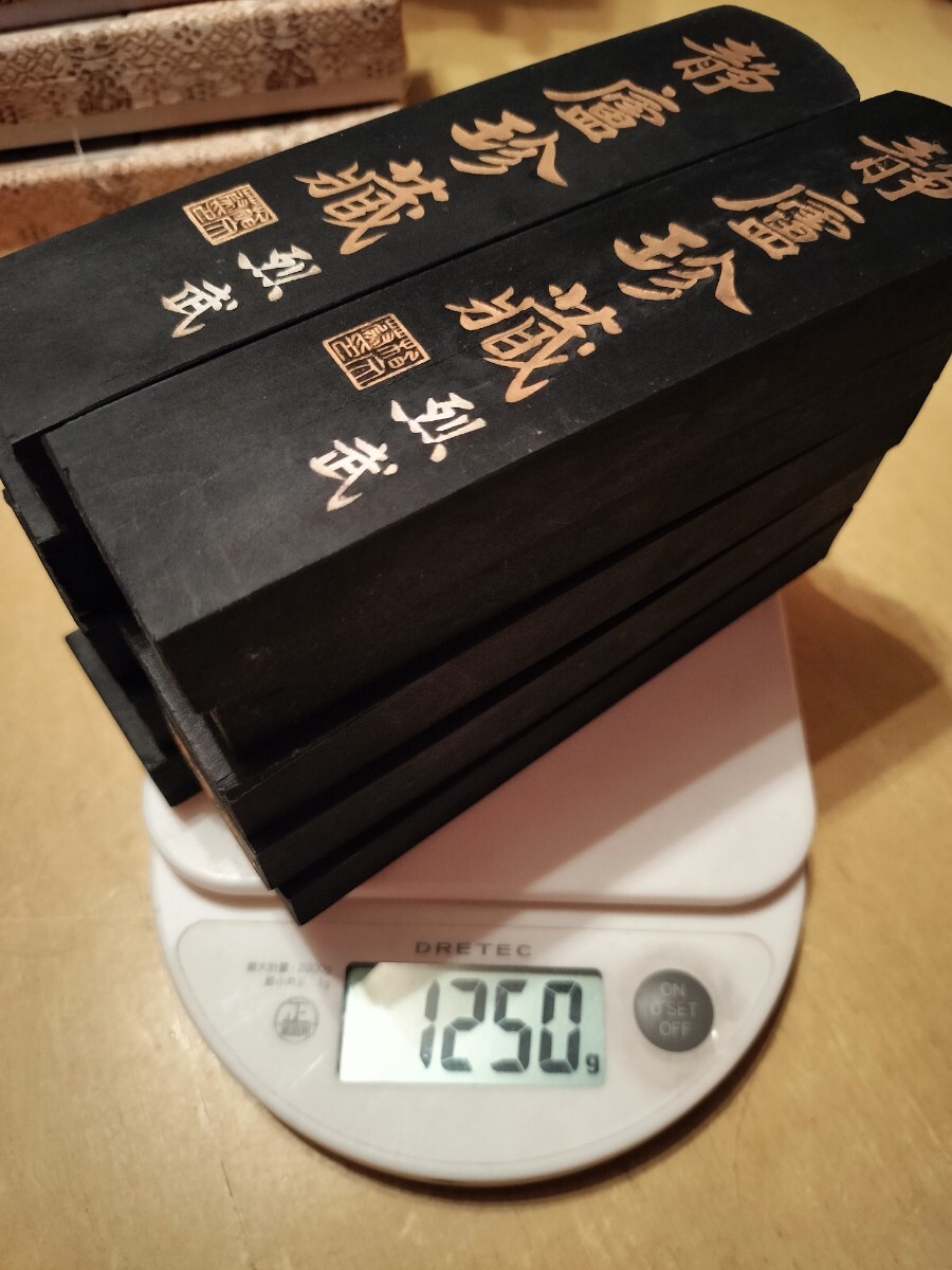 中国 古墨 徽歙曹素功六世孫堯千氏 静廬珍藏 超貢煙 中国 古墨 徽歙曹素功六世孫堯千氏 静廬珍藏 超貢煙