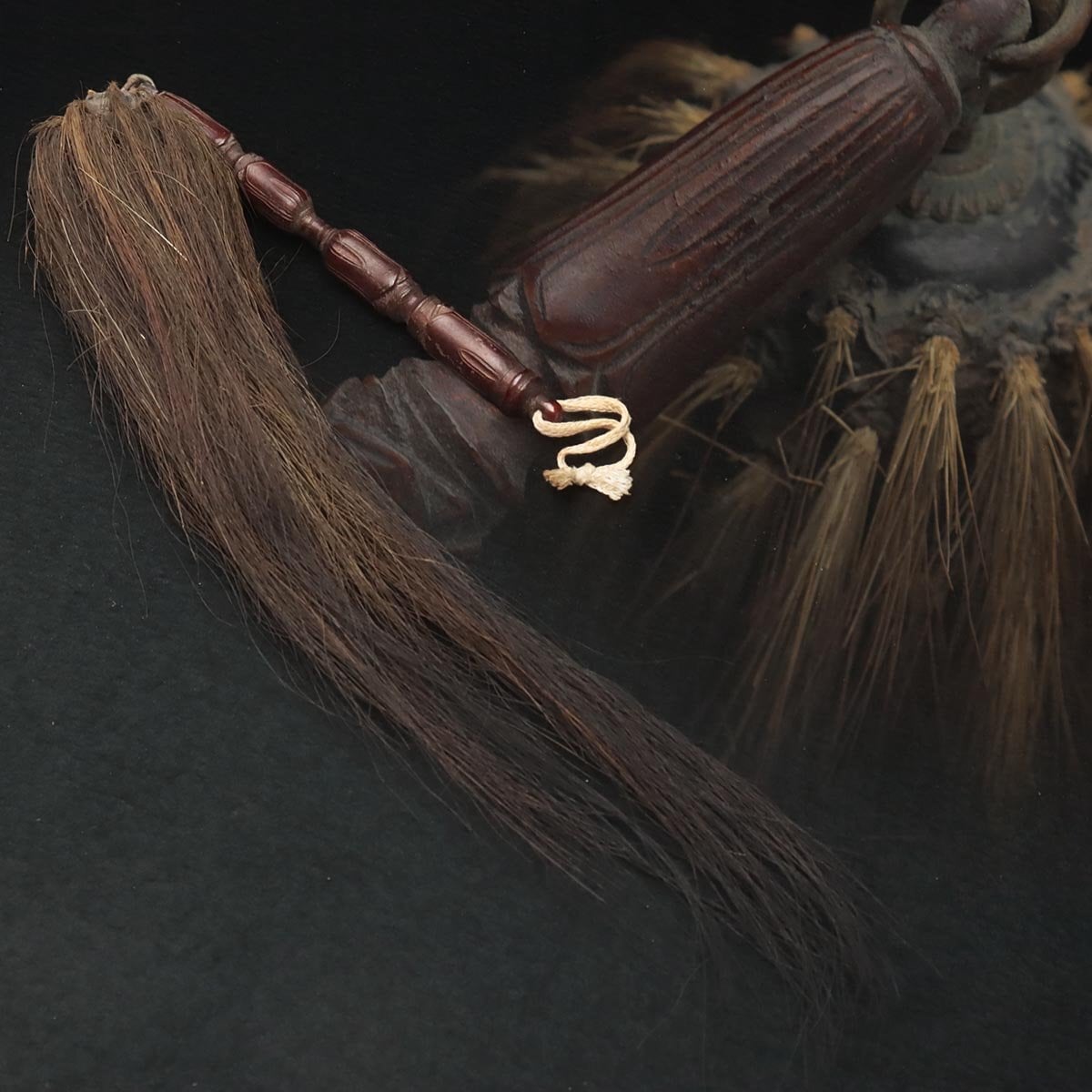 FC150 時代仏教美術 蓮華柄 払子 全長53cm 木箱附・獣毛 佛子 寺院仏具 法具 法器 古美術の1番目の画像