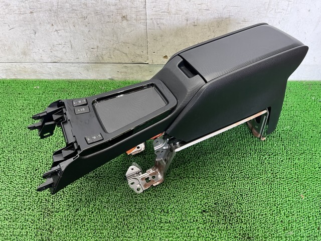 傷や汚れあり】ヴォクシー DAA-ZWR80G コンソールボックス