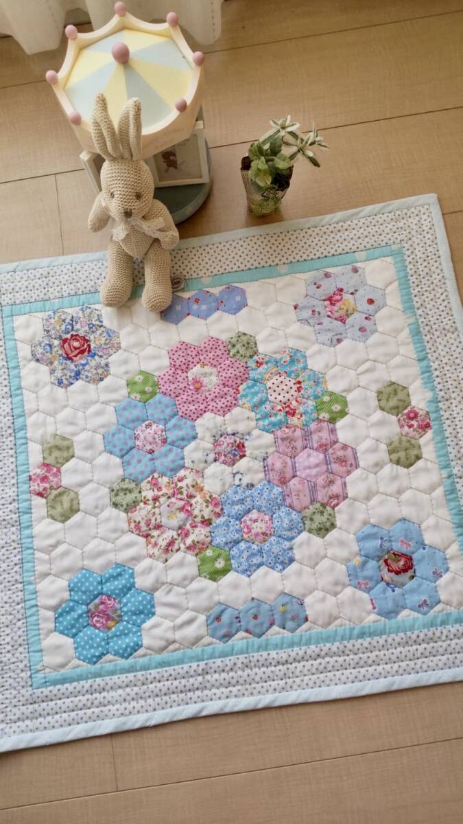 新品】パッチワークキルト ハンドメイド 「おばあちゃんの花園」の落札