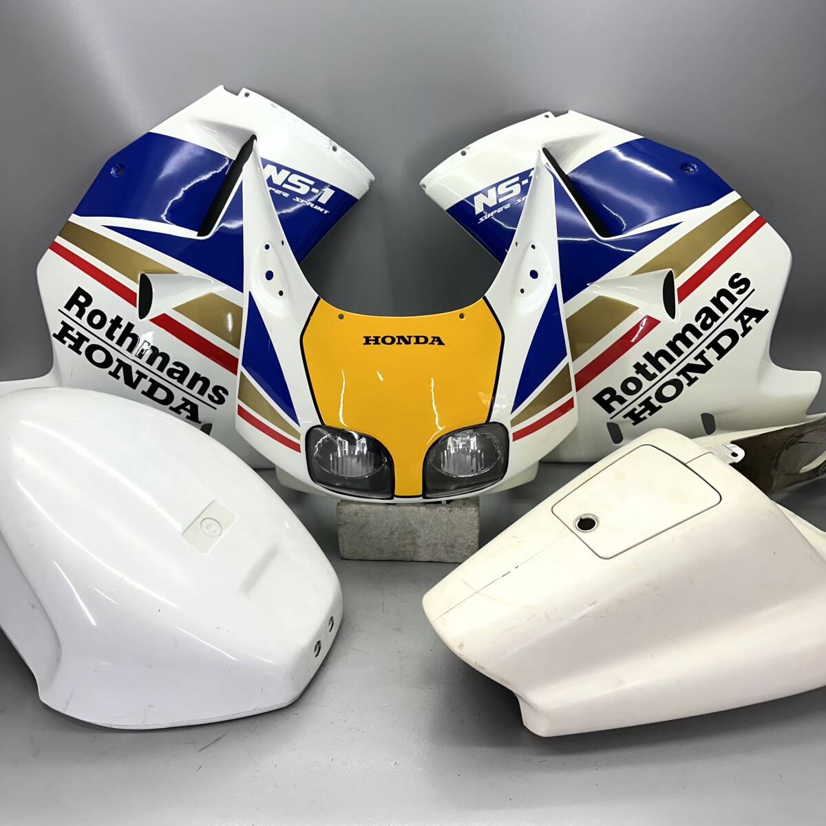 中古】 HONDA NSR50 80 純正 ロスマンズ 前期 中期 シートカウル 希少 中古】 HONDA NSR50 80 純正 ロスマンズ 前期 中期 シートカウル 希少
