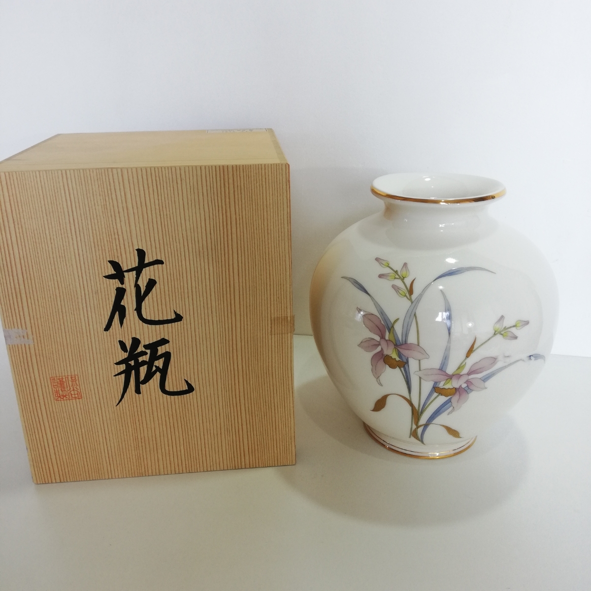 蘭の花花瓶花入れ共箱付き保谷謹製