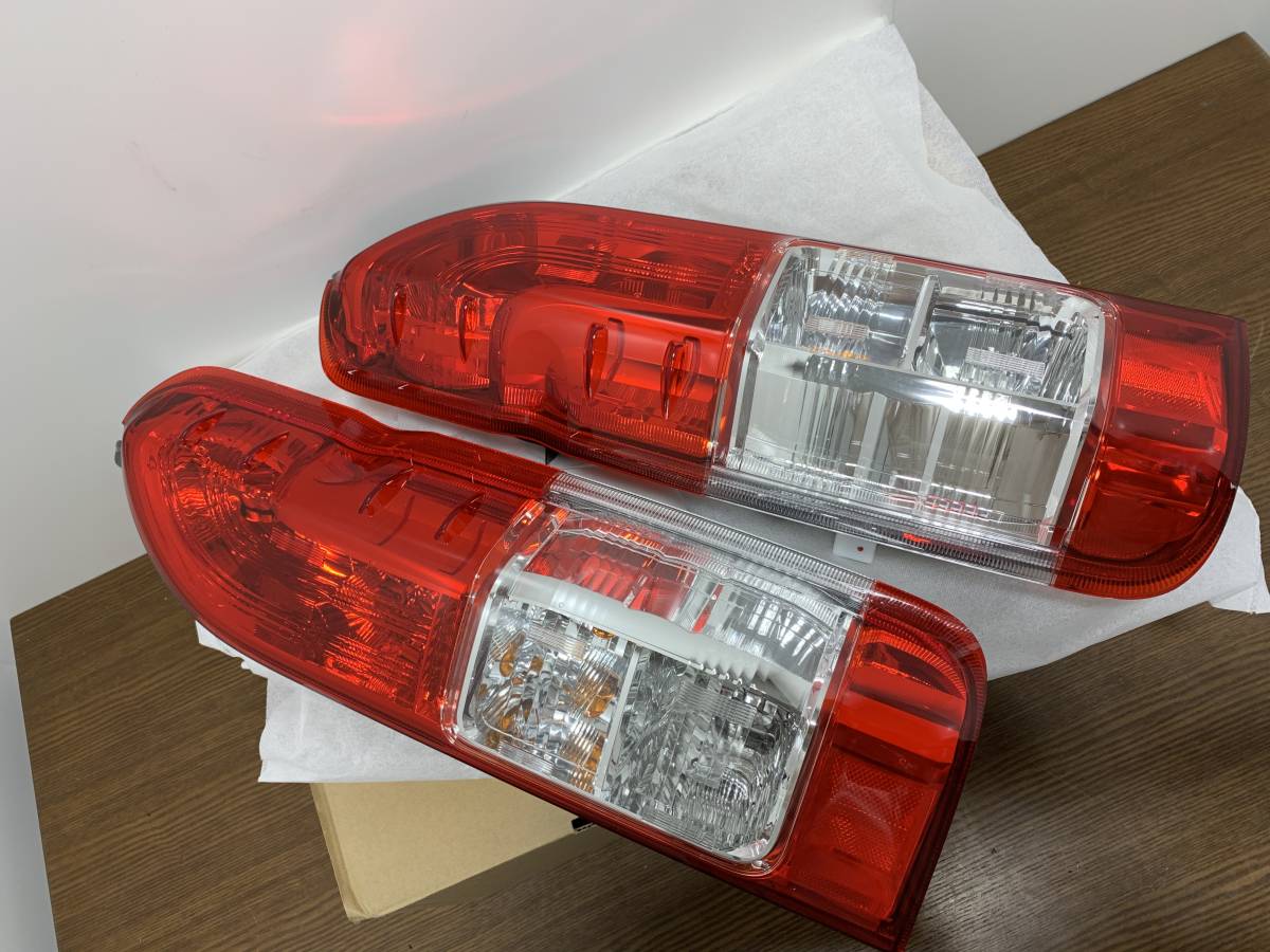トヨタ　ハイエース 200系 テールランプ　純正　PA6-TD35 新品 トヨタ ハイエース テールランプ 純正 200系 PA6-TD35 トヨタ