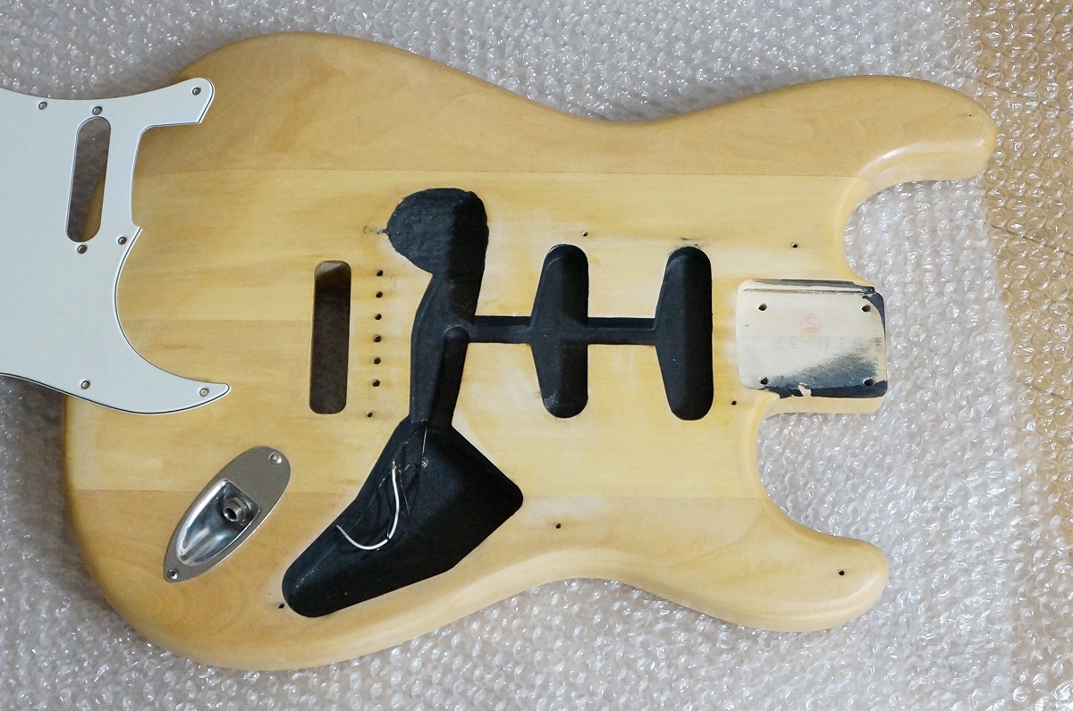 Fender Japan ストラト ボディ 塗装剥がし 謎穴 ST57 フジゲン期
