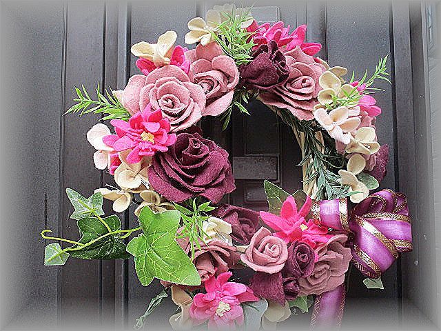 新品 モーヴピンク ワインカラー キュートな薔薇リース壁掛け フェルトで作ったお花たちです ハンドメイド 秋冬カラー の落札情報詳細 ヤフオク落札価格情報 オークフリー スマートフォン版