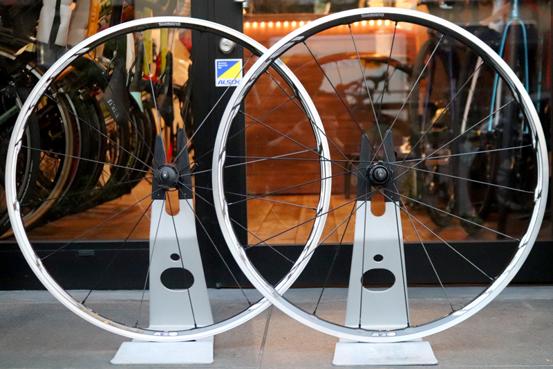 シマノ wh-rs81 ホイール c24 700c ロードバイク デュラ Shimano（シマノ）軽量クリンチャーホイルWH-RS81-C24-CL入荷