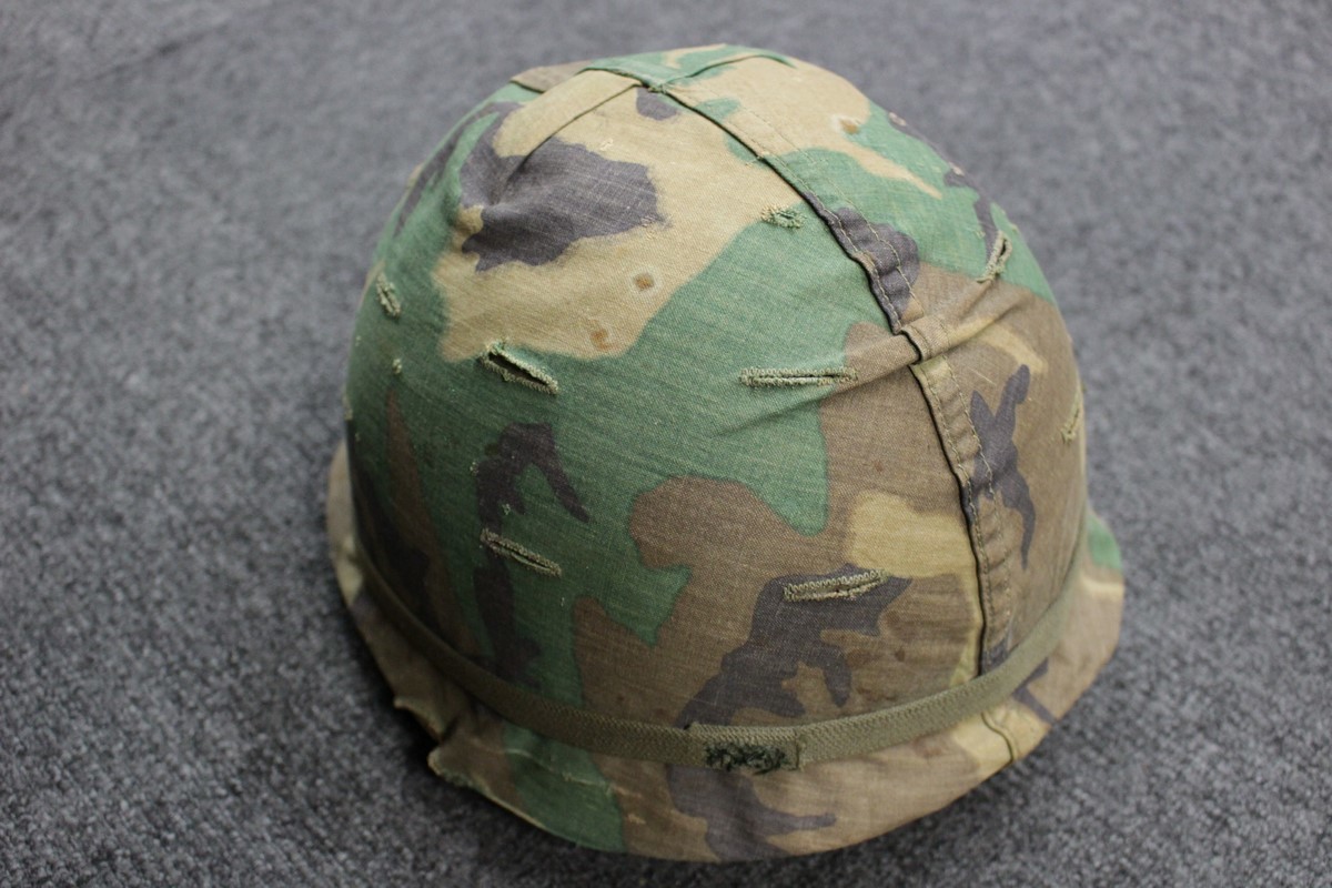 米軍ベトナム戦争ヘルメット、ミッチェルカモにスペードのイラスト