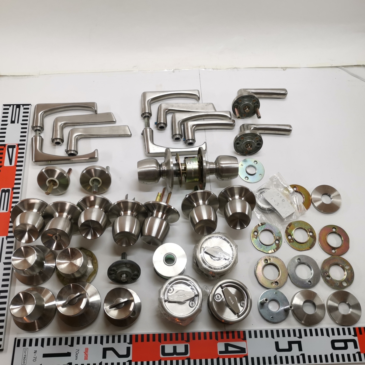 【やや傷や汚れあり】美和ロック MIWA レバーハンドル 固定リング 丸座 ノブ 取っ手 大量 まとめセット ドア 扉 錠 鍵9677の落札