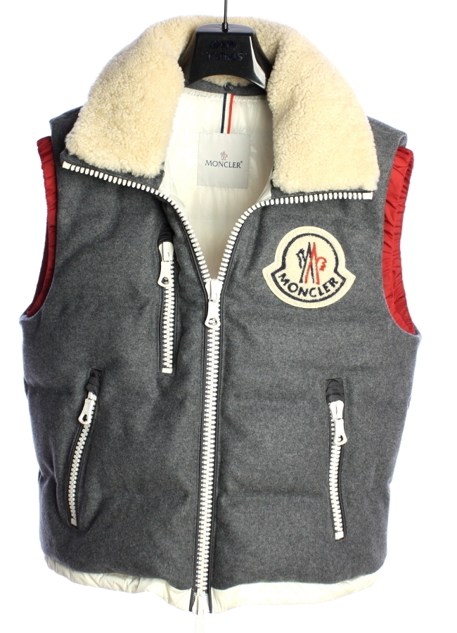 モンクレール × AMI デカワッペン ムートンファー ウール ダウンベスト